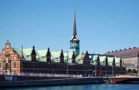 Dánia: Koppenhága Tőzsde A reneszánsz palotát szobrok és egy különös