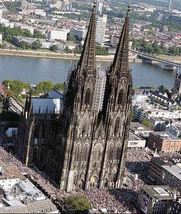 Németország: Köln Dóm A német gótika egyik legszebb alkotása A dóm építését 1248-ban kezdték el Építésének fő célja az I.
