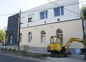 Teljesen modern, felújított külsőt adtak a tervezők az irodának, ami összhangban áll az új, műszaki berendezési háttérrel; illetve a kifejlesztett felnőttoktatási programanyaggal.