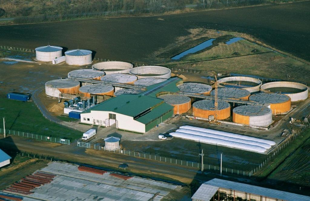 Biogáz-nyerés baromfitrágyából Nehezen kezelhető alapanyag Jó