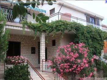 KEDVEZMÉNYES HORVÁTORSZÁGI NYARALÁS TAGJAINK RÉSZÉRE! Ivan Apartments Srima Két apartman várja tagjainkat Srimán (Vodice).