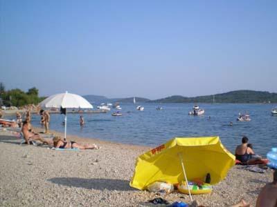 Vodice és Sibenik egyben sok szórakozási lehetőséget nyújt. Kiváló bázis azok számára is akik kirándulásokat terveznek (Sibenik, Vodice, Nemzeti park stb.