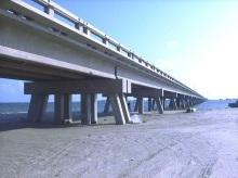 portlandcement alapú beton az idő múlásával nem megy tönkre, hanem épp ellenkezőleg: éveken át, lassuló tendenciával, de folyamatosan, több szempontból is javul.