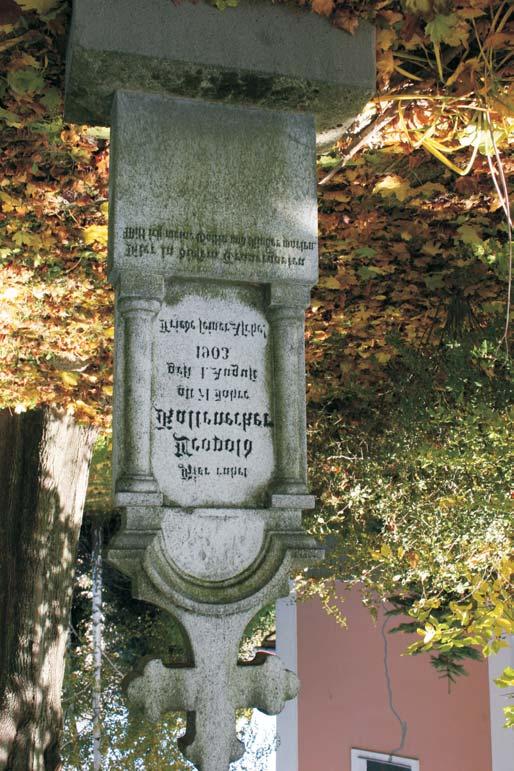 kertjében található síremlék.