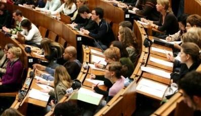 Ugyanazon intézmény ugyanazon szakának magyar állami ösztöndíjas és önköltséges képzési formája (ha a képzési szint és a munkarend is megegyezik) továbbra is egy jelentkezési helynek számít,