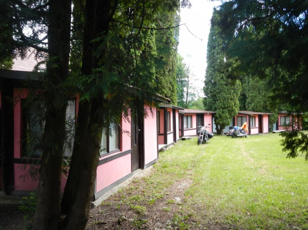 Turistické značenie v blízkosti bývalej stanice v Jasove.
