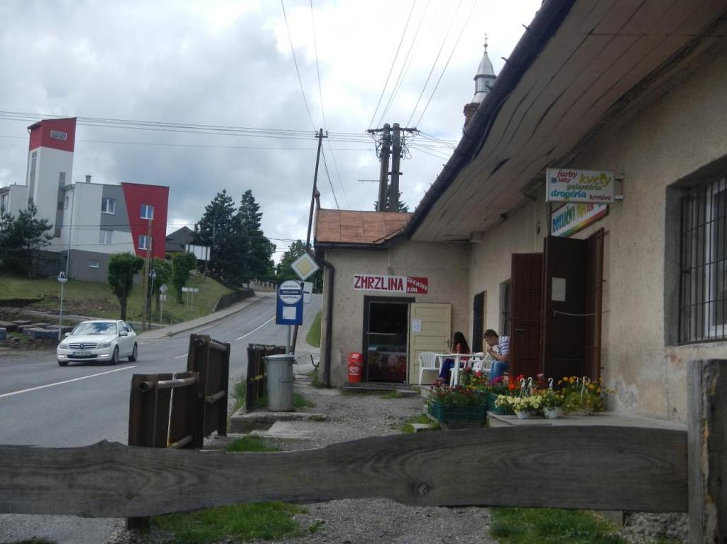 Pohľad z Krčmy Slanec, ponúkajú teplé jedlá a denné menu