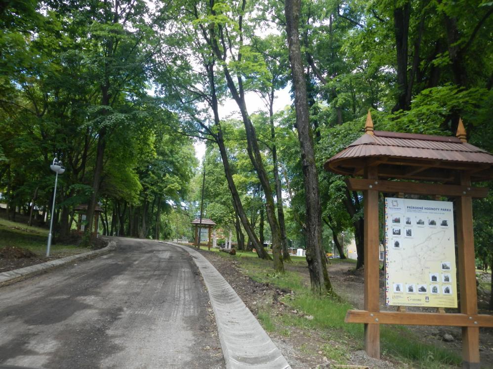 Cesta cez park, kde začína náučný chodník