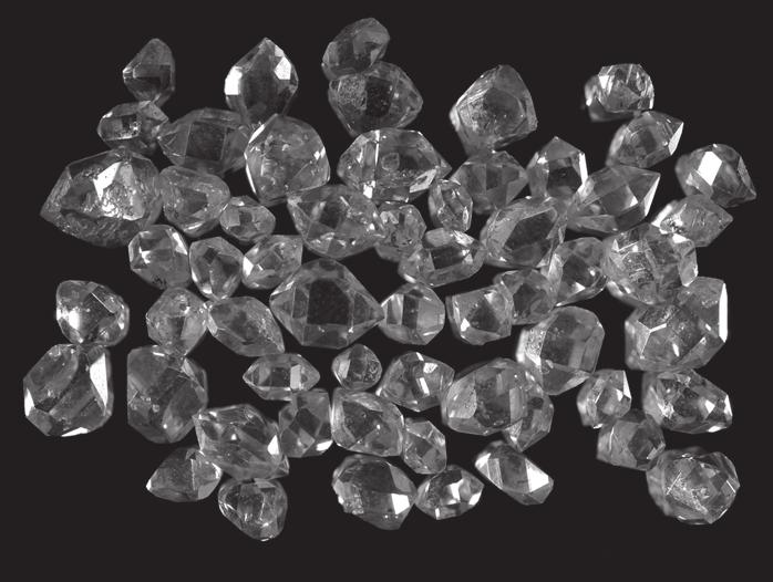 8 XXXV. Miskolci Nemzetközi Ásványfesztivál kristálynak az élei gyorsabban növekszenek, mint a lapjai, így a kristálylapok felszínén üregek, ablakok vannak.