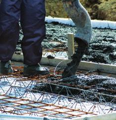 A beton bedolgozása A Leier mesterpanel (kéregelemes födém) helyszíni felbetonja min. C25/30 nyomószilárdsági osztályú, kissé képlékeny konzisztenciájú, 16 mm maximális szemcseátmérőjű beton lehet.