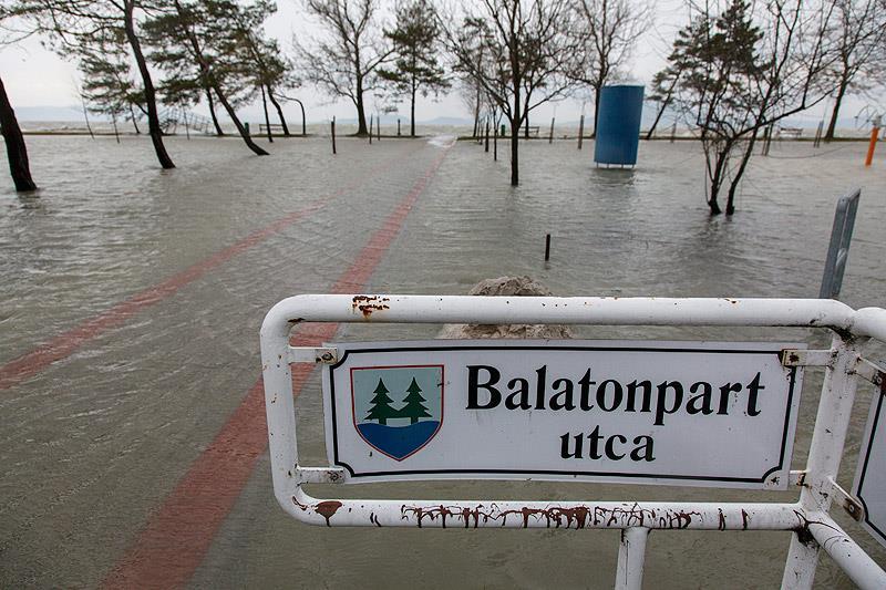 Bevezetés A Balatonpart árvízi elöntési térképe A Balaton Közép-Európa és egyben Magyarország legnagyobb tava. A folyókhoz hasonlóan az állóvizek is mozognak.