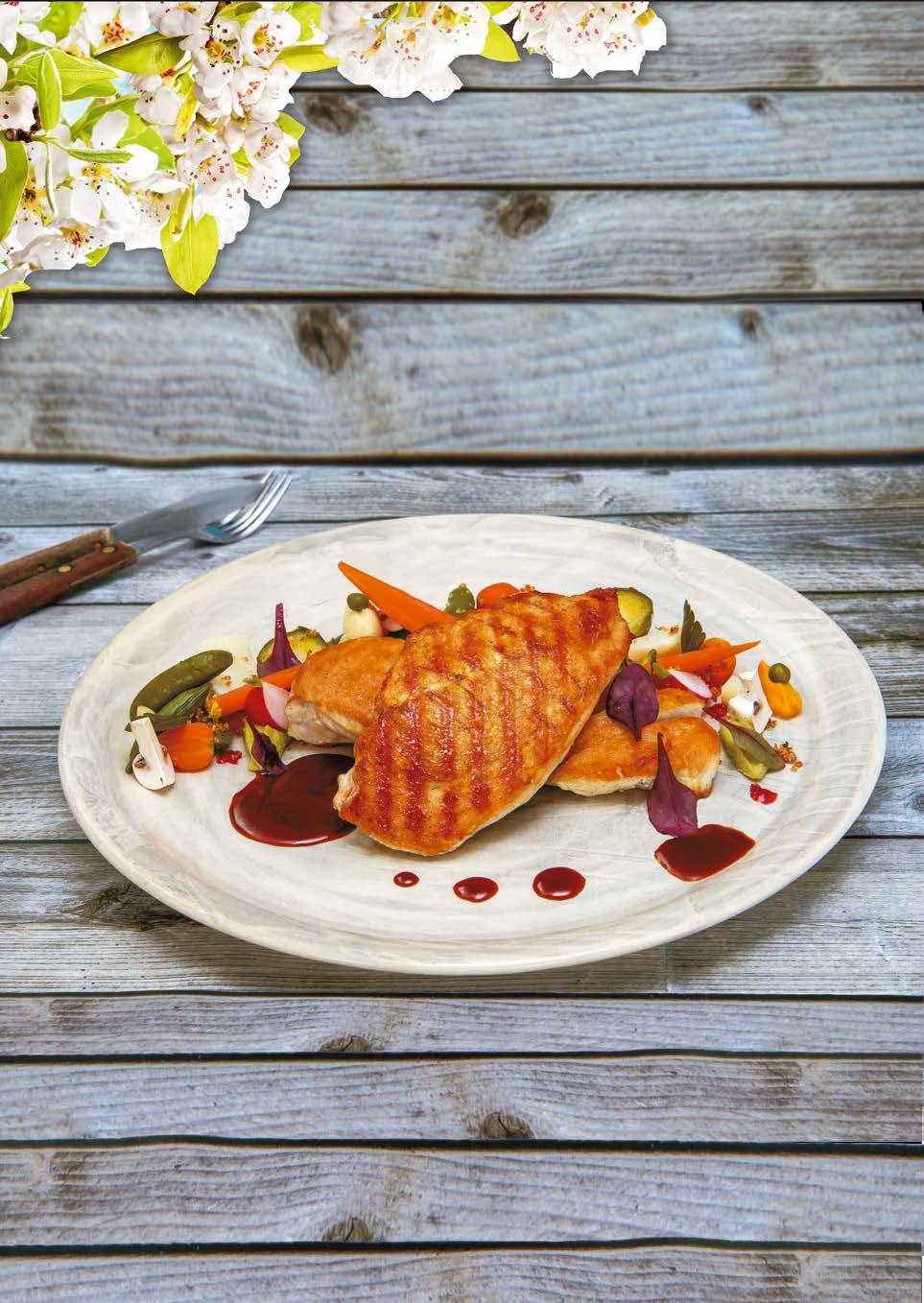 17. Séfünk ajánlásával BARNA VAJON SÜLT CSIRKEMELL STEAK, SERPENYŐS TAVASZI ZÖLDSÉGEKKEL, MÁLNÁS CÉKLA SZÓSSZAL HOZZÁVALÓK 10 FŐRE * 1,6 kg csirkemell * 150 g vaj * 1 dl olívaolaj * 600 g hüvelyes