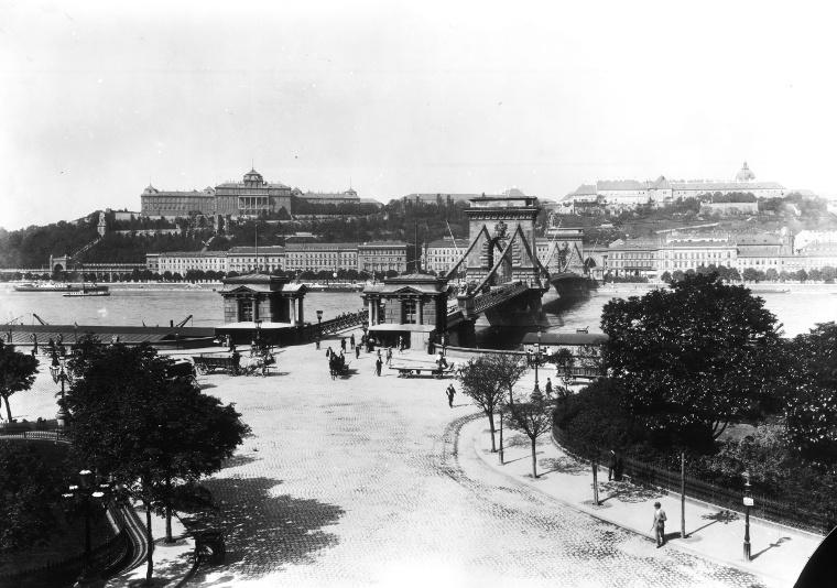 Klösz György fotója 1898 körül, a palota bővítése előtt készült (fotó: Fortepan) Ami előttünk áll, egy nagy kaland, felelősséggel megterhelt szellemi és intellektuális kaland fogalmazott Orbán Viktor