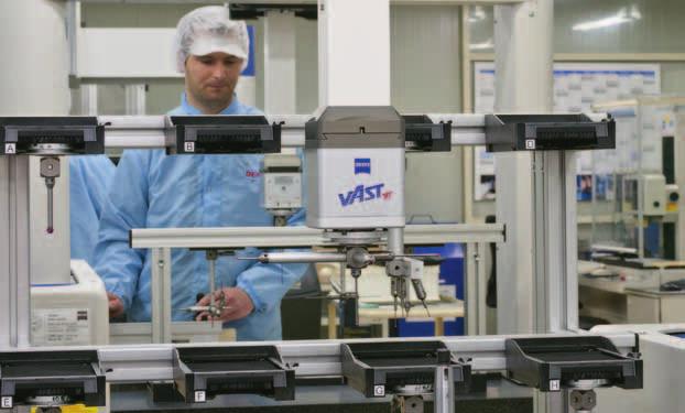 MÉRÉS A precíziós mérőszobában, ahol állandó hőmérséklet és páratartalom biztosítja az alkatrészek standard méretét, a technikusok nagy pontosságú (0,1μm) koordináta mérőgépek használatával