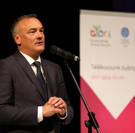 Az EYOF sikeres lebonyolításáért rengeteg ember tevékenykedik, hiszen a szervezőbizottság tagjai mellett a szövetségek, sportolók, szakvezetők, vendéglátók, kulturális intézmények, és önkéntesek