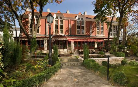 GOLDEN BALL CLUB**** WELLNESS HOTEL & SPA 2016-ban teljesen felújították a korábbi háromcsillagos hotelt, amely