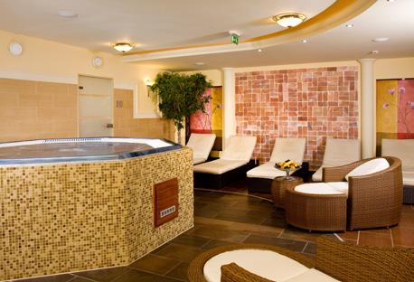kategóriát. A belvárosi zöldövezetben található hotel kiváló étterme városszerte ismert. Web: goldenball.
