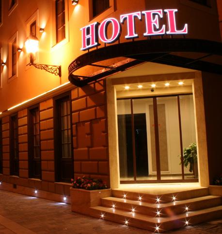 év során teljesen megújult és átalakított korábbi négycsillagos hotel elegáns, modern berendezést kapott.
