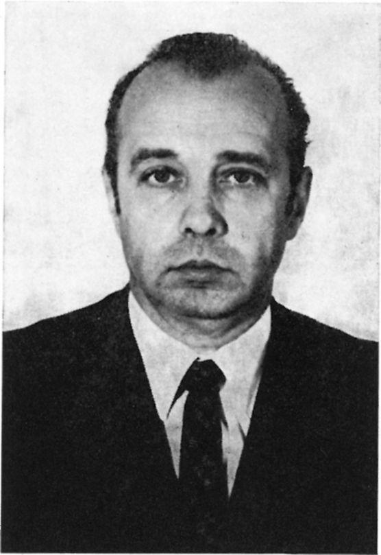 A budapesti Fazekas Mihály gimnáziumban érettségizett, majd 1953-ban az Eötvös Loránd Tudományegyetemen geológusi diplomát szerzett.