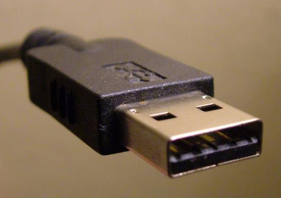 USB busz Informatika alapjai-9 Személyi számítógép (PC) 14/14 Újabban kifejlesztett nagysebességű Univerzális Soros Busz.