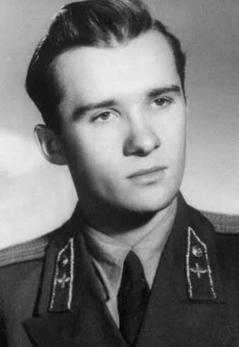 Éjszaka Iván Dezső őrnagy és Vázsonyi Miklós /1931-2012/ százados Jak 12 típusú futárgéppel Budapest fölött röpcédulákat szórtak, amelyet a 3. hadtest készített. A 66.