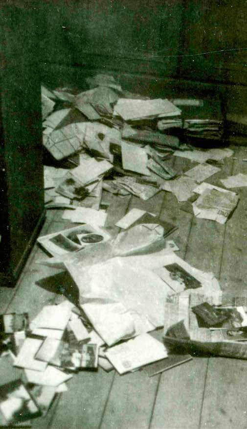 A kecskeméti levéltár Az 1956-os forradalom napjaiban A történelem viharos időszakai a levéltárak őrizetében lévő régi dokumentumokra is mindenkor nagy veszélyt jelentettek.