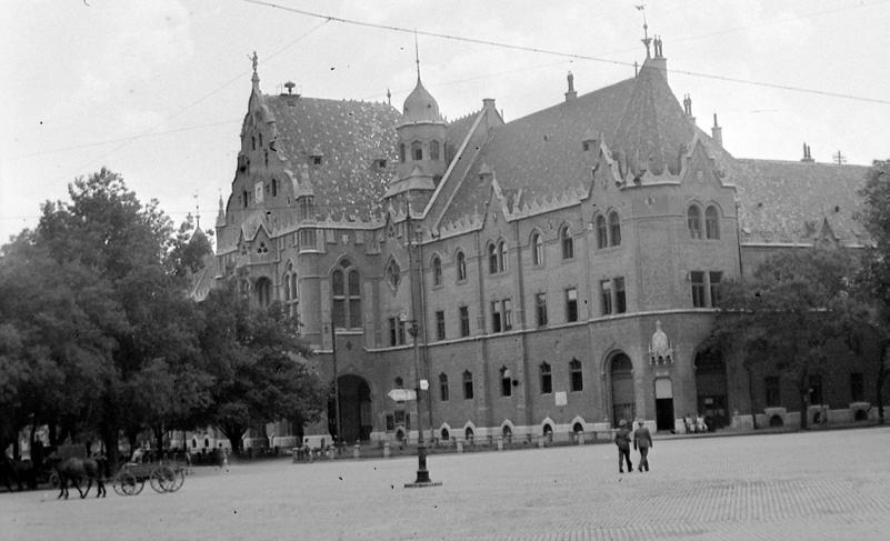 Nemzeti színű lobogókat lenget a szél a Kossuth és Széchenyi téren Az október 25-én tapasztalt viszonylagos nyugalom mögött a hadsereg intenzíven folytatta az esetleges felkelés leverésére irányuló