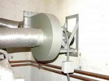 Ventilátor beépítési tanácsok Falikonzolos beépítés Ventilátor kéményfalra rögzítve Gumizott falikonzol A ventilátort a kéményre beépítő keret segítségével,(ventilátor tartozéka) szerelhetjük fel a