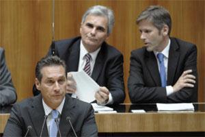 Heinz-Christian Strache szónokol, mögötte Werner Faymann kancellár a papírt fogja Fotó: dapd/punz A továbbiakban egy konkrét esetet emelünk ki a Nationalrat vitáiból. 2.1.