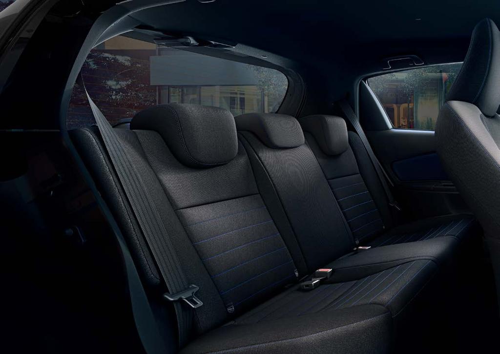 8 Praktikus megoldások Az új Toyota Yaris utasterét úgy terveztük meg, hogy maximális kényelmet és ergonómiát kínáljon a vezetőnek és utasainak.