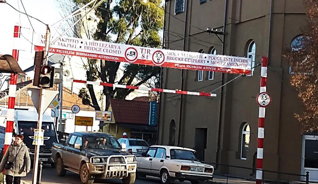 18 Csernicskó István A nyitott és befogadó város jelenik meg azon a tiltó táblán is, amelyet szintén Beregszász központjában, a főtér másik végén láthatnak az arra járók. A 4.