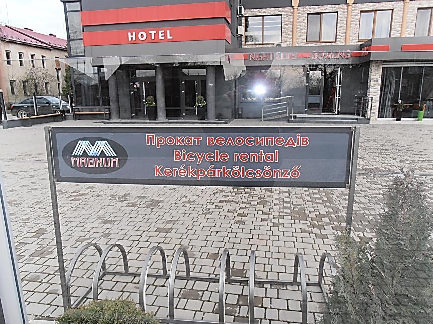 Három nyelvű reklámtábla Beregszászban Az angol nyelv a reklámfeliratokban nemcsak a
