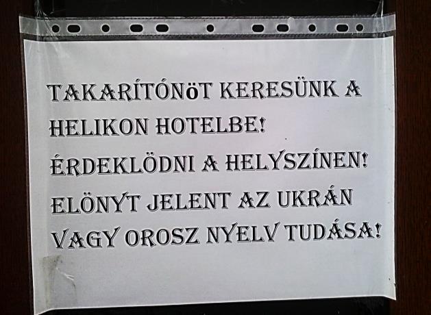 A felvételen látható, hogy az ukrán és magyar nyelvű álláshirdetésben a munkavállalókkal szemben támasztott követelmények között ukrán vagy orosz nyelvtudás szerepel; a magyar nyelv ismerete nem