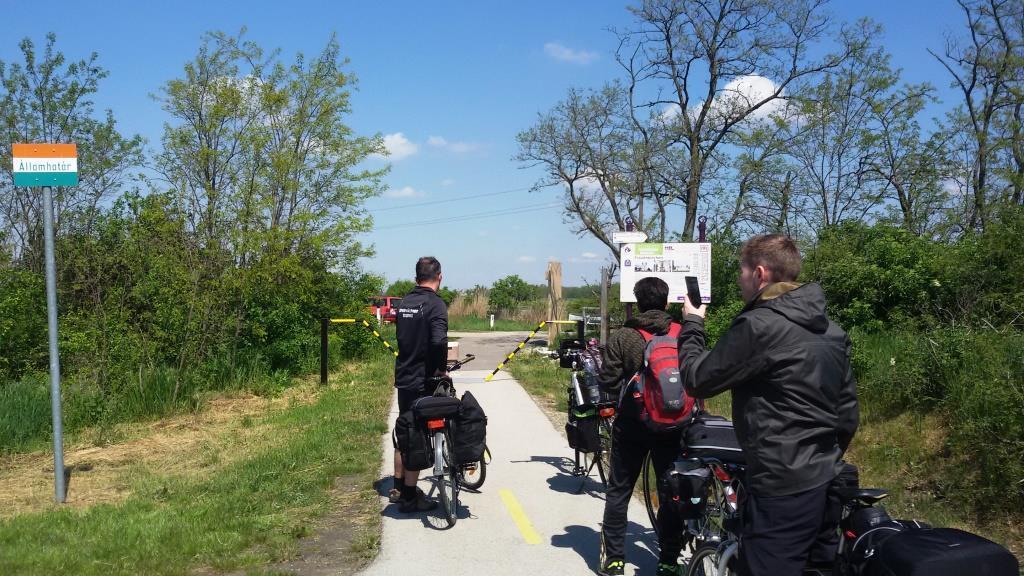 A kiindulási pont, ahogy mindig, most is a szentesi Pusztai László Sporttelep. A kisbuszban öt személy és öt kerékpár. A hatodik fő az utolsó pillanatban lemondta.