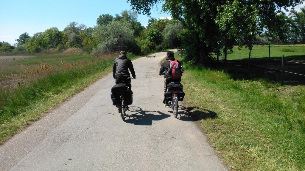 már nincsenek kitáblázva az utak és egy idő után átmentek murvás, sáros csapásokká.