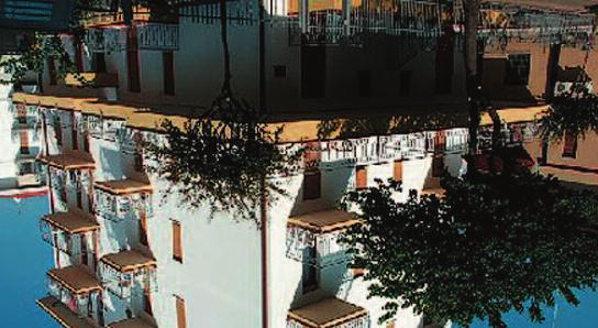 +100 JESoLo 4 Condominio MICHELANGELO Tenger: 200m (ingyenes strandszerviz) Fekvés: egyszerű apartmanház a Piazza Milano közelében.