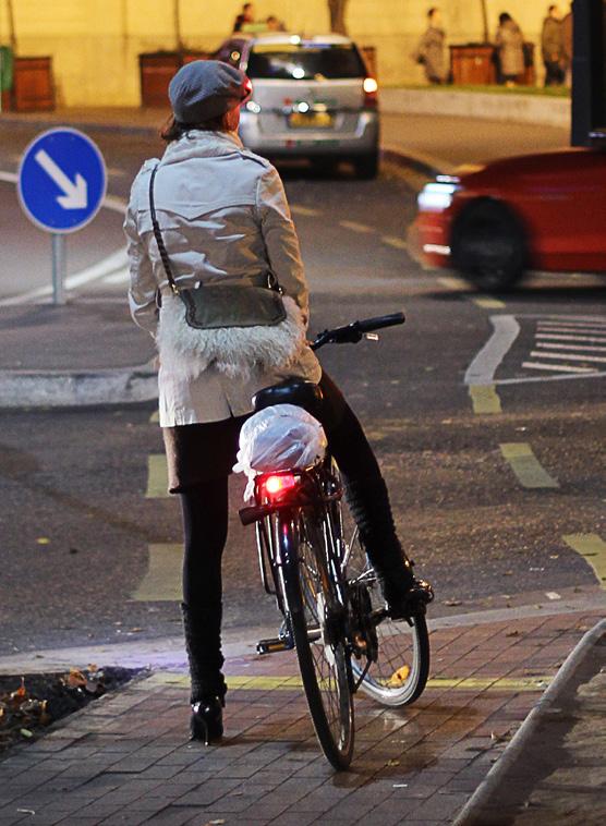 11 LÁTHATÓSÁG Sötétben a világítás nélküli biciklis láthatatlan.