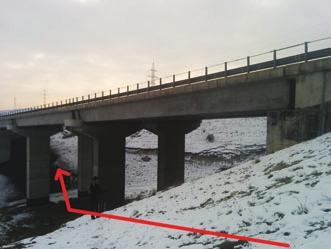) A híd alatt átlósan keljünk át, mászszunk ki a meredek dombon, majd a kerítés sarkától célozzuk meg a magasfeszültségű vezeték oszlopát (MP-35).
