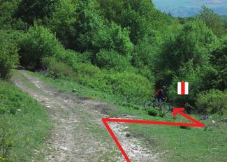 Curmătura-nyereg Várfalva, Polgármesteri Hivatal MP-48 Miután igazolólapunkat lebélyegeztettük, jobbra letérünk az Aranyos völgye felé.