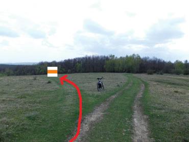 Újabb 1 km után V alakú útelágazáshoz érünk: jobbra kell tartanunk, a piros és narancssárga jelzéseket követve. Kb.