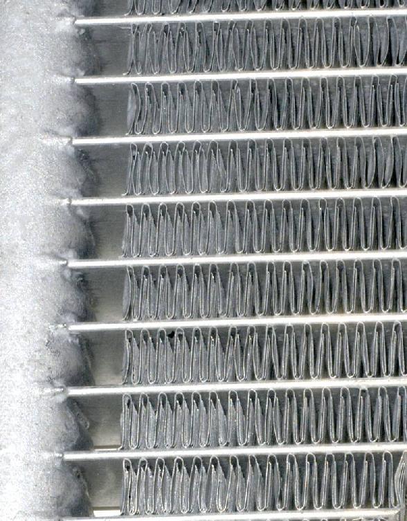 3-4. ábra. Léghűtő hőcserélő felülete (www.cooling4industry.com) Természetesen vannak a léghűtésnek hátrányai is. Az egyik legfontosabb, a levegő kis fajhője és kis hővezetési tényezője.