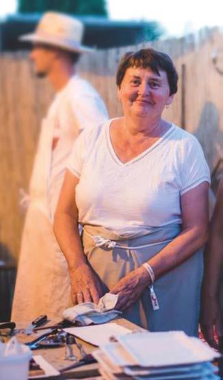 fesztiválnak. Úgy alakult, hogy a kemence mellé álltam, és valahogy ottragadtam. Egyfajta kikapcsolódás ez számomra, egy összeszokott baráti társasággal, öregebbel, fiatalabbal együtt dolgozni.