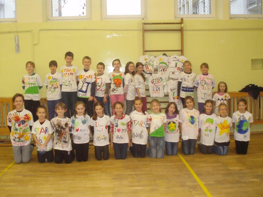Esettanulmány: A 2014-15-ös tanévben számos iskola szervezett pólófestő versenyt. 64-es számú általános iskola: A diákoknak jelzőtáblákat kellett a pólóra rajzolni.