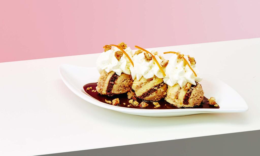 Aszú, with Valrhona chocolate sauce, whipped cream, sprinkled with walnut linzer crisps Schomlauer Nockerln Wie wir sie mögen: Biskotten mit Rosinen in Tokajer Ausbruch, Valrhona Schokoladensauce,