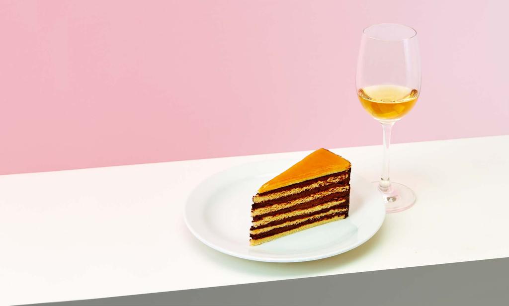DOBOS TORTA ÉS TOKAJI ASZÚ... 0,1 L... 4490 Tradicionális recept alapján készült, tojásos vaníliás csokoládékrémmel töltött torta kemény karamell tetővel.