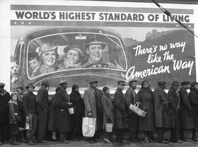 d) Sor egy amerikai ingyenkonyha előtt, 1937 (A plakát felirata: A világ legmagasabb életszínvonala. Nincs különb, mint az amerikai út. ) 1.