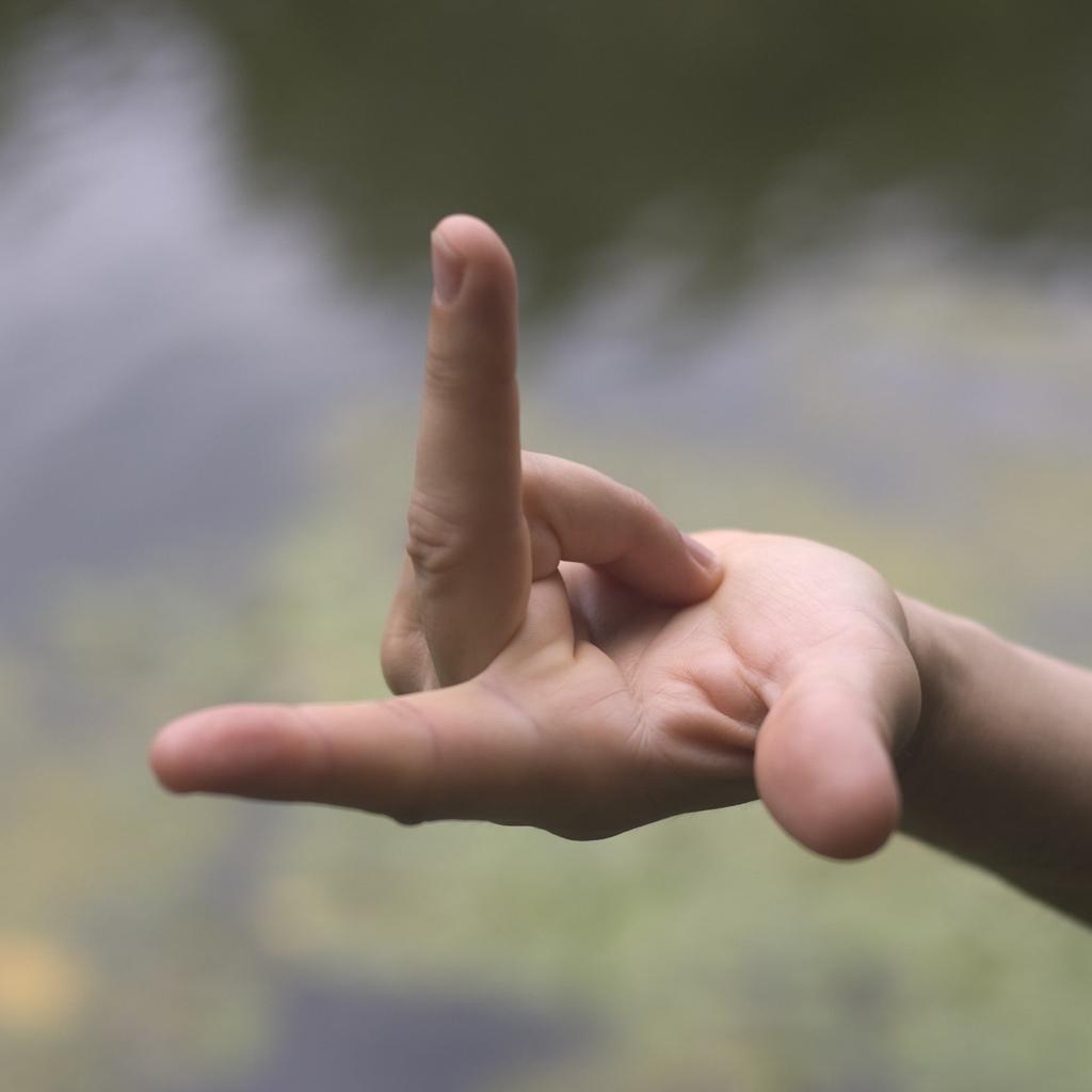 (2) mutató középső hüvelykujj, (3) a hüvelyk mutatja a c vektort, ökölbe szoruló kezünk ujjai pedig az a felől a b felé haladnak.