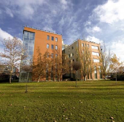 Az irodaépület bemutatása Megközelíthetôség INTRODUCTION ACCESS Az Infopark A irodaház a Rákóczi híd lábánál az egyetemvároshoz közel található Infoparkban helyezkedik el, mely személygépkocsival és