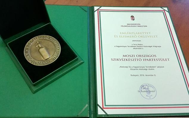 Közösségi Díj a Hagyományos Termékekért 2016 Miniszteri díjazott: MOSZI Országos Szikvízkészítő Ipartestület (nyertes pályázó) Emlékplakettben és miniszteri elismerő oklevél Miniszteri elismerő