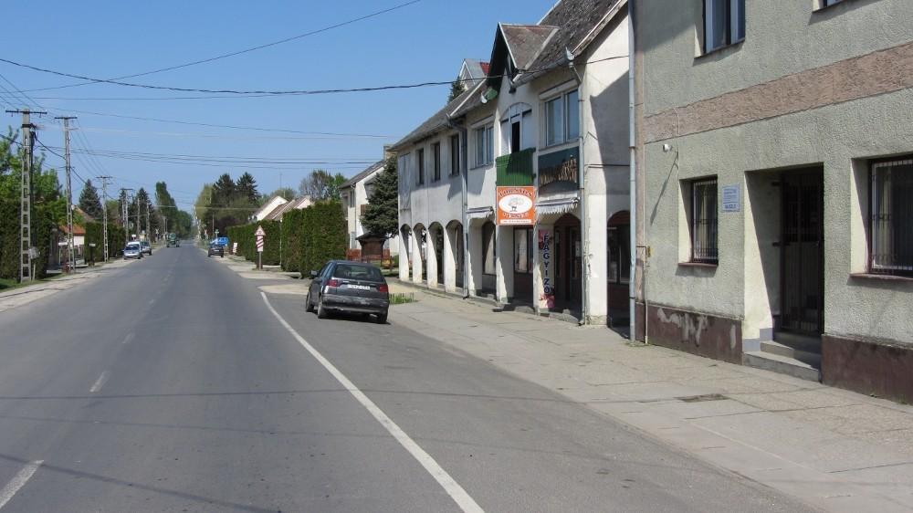 A Tornyos Pékség a főút jobb oldalán található (l.